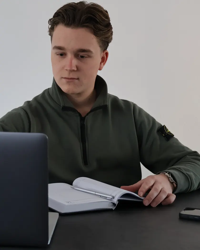 Stijn aan het werk achter zijn laptop