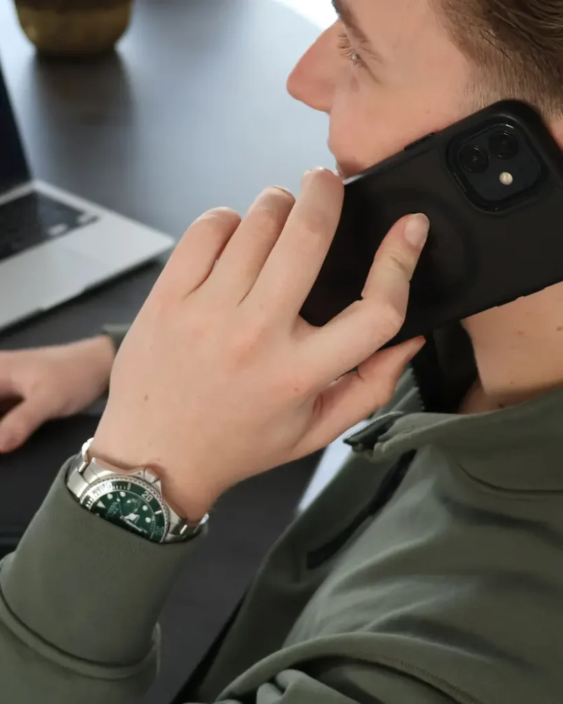 Stijn aan de telefoon met een klant